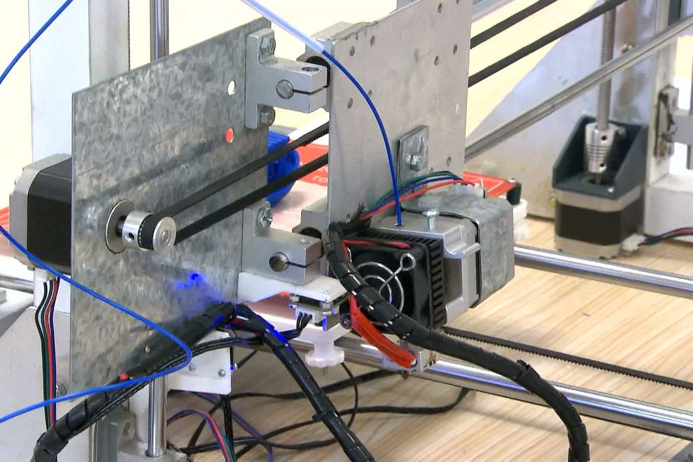 Ummanlı öğrenciler yenilikçi 3D yazıcı üretmeyi başardı